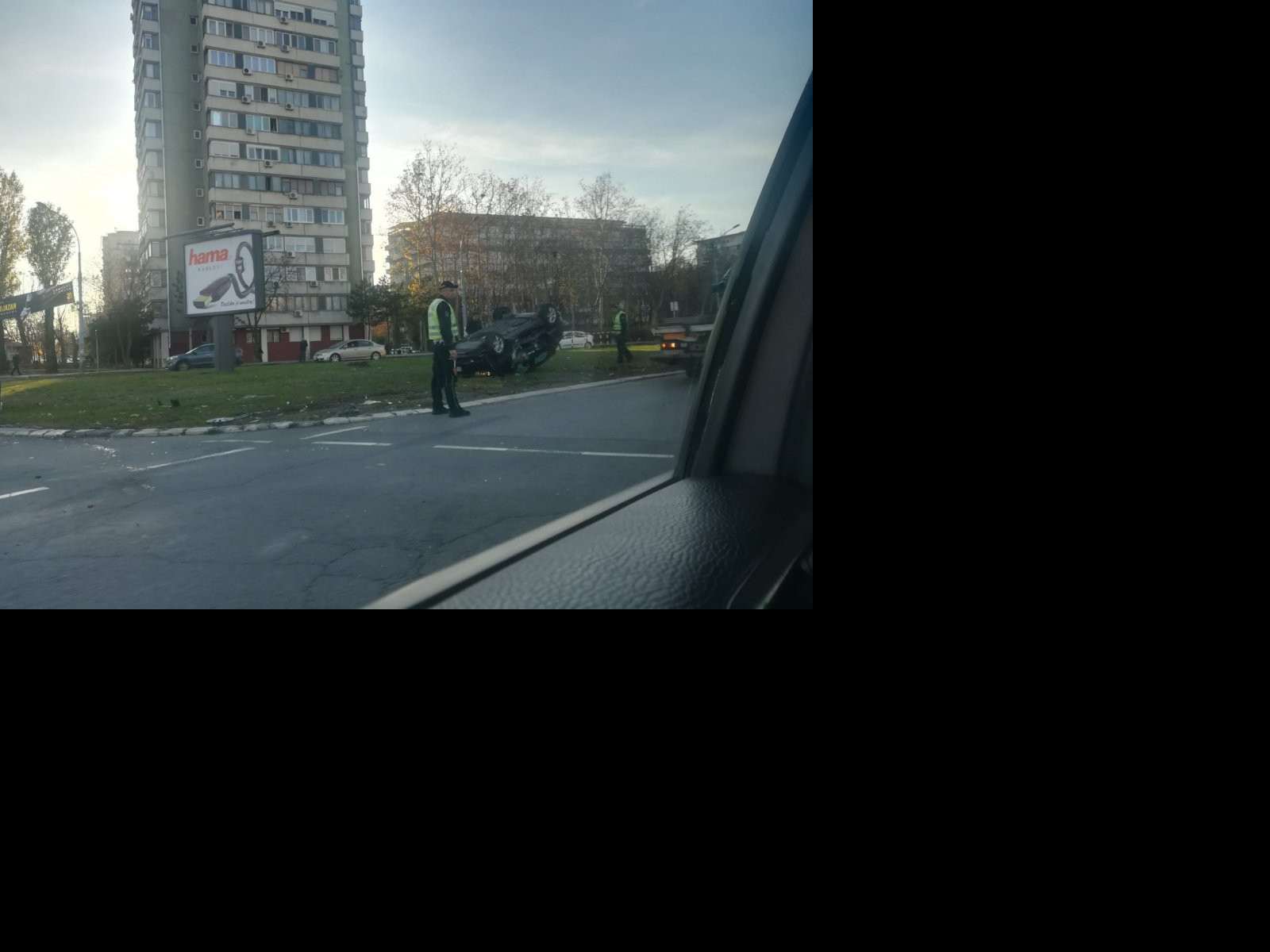 (FOTO) AUTOMOBIL SE PREVRNUO NA KROV! Saobraćajna nesreća kod opštine Novi Beograd