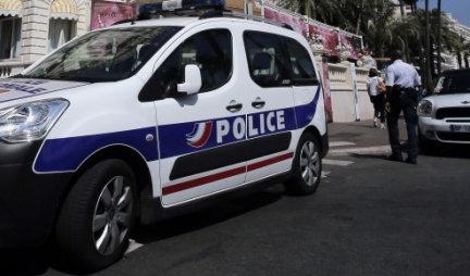 GVOZDENOM ŠIPKOM NA POLICIJU! Incident u Francuskoj!