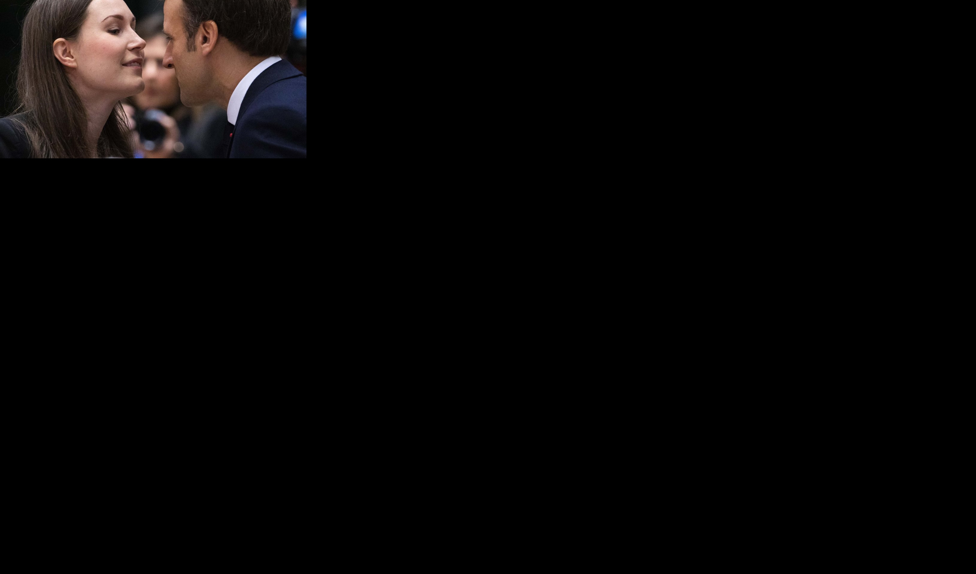 KOGA TO LJUBI MAKRON? Slike francuskog predsednika iz Brisela IZAZVALE VELIKU PAŽNJU ZBOG JEDNOG DETALJA