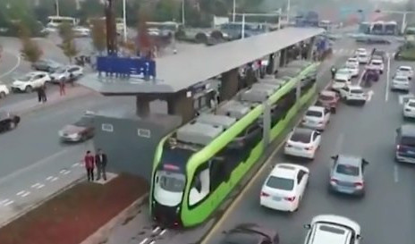 ČUDO OD 150 MILIONA EVRA! Kinezi napravili voz koji VOZI BEZ ŠINA, a tek da vidite šta je sa VOZAČEM...(VIDEO)