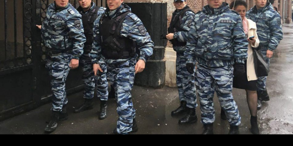MASOVNA TUČA MIGRANATA U MOSKVI! Policija privela 49 ljudi! /VIDEO/