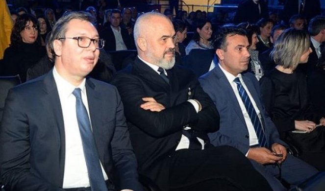 (FOTO) OPUŠTENO, UZ HOR, ORKESTAR I PEVAČICU... Vučić, Rama i Zaev na donatorskom koncertu u Tirani!