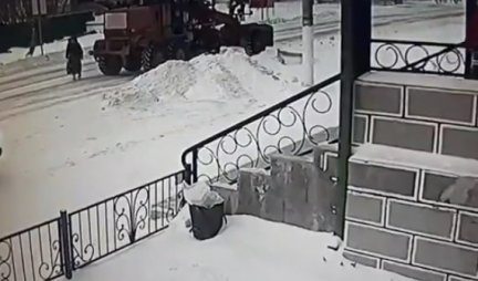 SKINULA SE U KUPAĆI PA "URONILA" U SNEG! Evo kako žena u Rusiji čisti zavejano dvorište!/VIDEO/