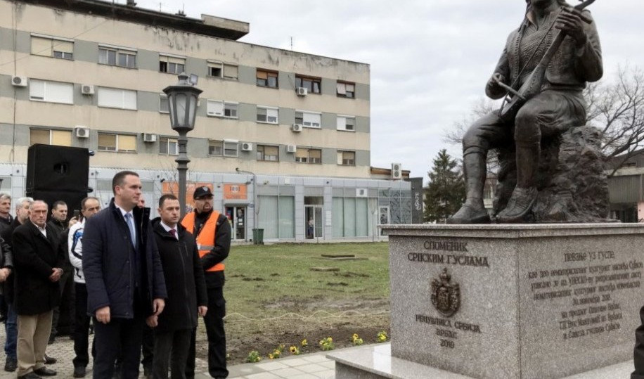 BEZ NJIH  PAMĆENJA ISTORIJE NE BI BILO! Srpske gusle dobile spomenik u Vrbasu