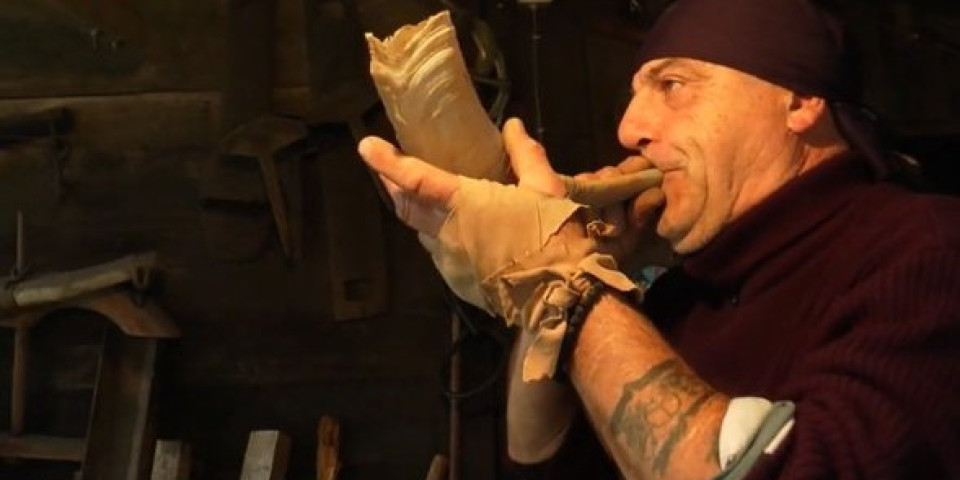 VREDNI BATO IZ POŽEGE! Strele od rogova, noževi od kostiju i sekire od kamena samo su deo neolitskog naoružanja koje pravi na TRADICIONALAN NAČIN! (VIDEO)