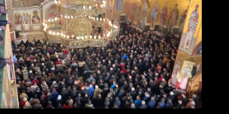 TAKO SE BRANE SRPSKE SVETINJE! Prepun hram Hristovog Vaskrsenja u Podgorici - NAROD NE DA SVOJU CRKVU! (VIDEO)