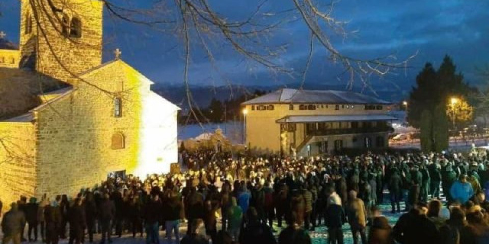 NE DAMO SVETINJE! Hiljade građana širom Crne Gore mirno i dostojanstveno POKAZALO SNAGU MILOGORCIMA!