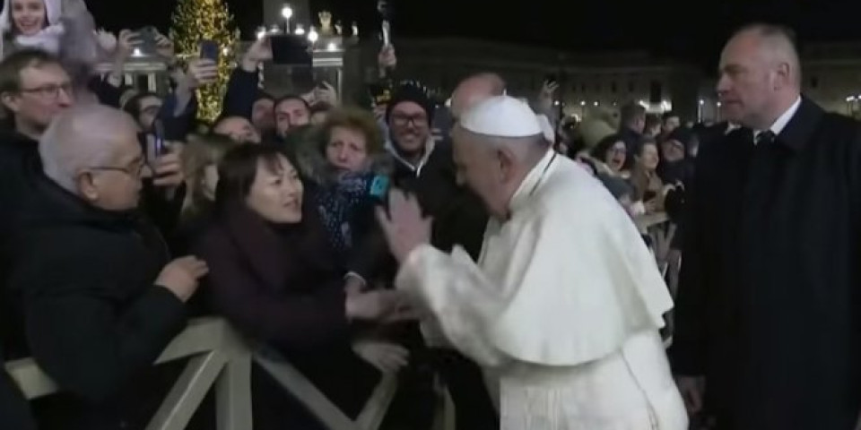 (VIDEO) OVAJ SNIMAK JE ŠOKIRAO SVET! Papu Franju je vernica toliko iznervirala da je reagovao onako KAKO NIKO NIJE OČEKIVAO!