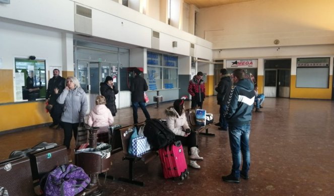 (FOTO) NJIMA JE PRESEO PRVI DAN 2020! Putnici u Požezi voz čekali satima, deca se smrzavala se na stanici!