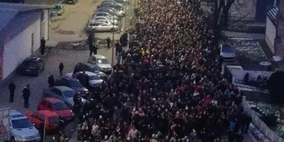 (FOTO/VIDEO) ULICE TESNE DA PRIME SVE KOJI SU USTALI PROTIV MILA! Ogroman broj vernika protestuje u Beranama i ispred manastira Đurđevi stupovi! IDENTIČNA SLIKA JE ŠIROM CRNE GORE!