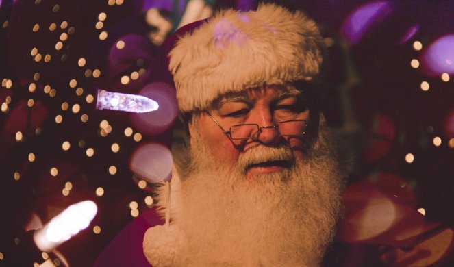 PREKO VODE, PREKO PESKA! Ovaj Deda Mraz je drugačiji od ostalih! (Video)