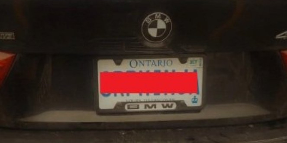 ZA AUTOM OVE SRPKINJE SVI SE OKREĆU! Živi u Kanadi, a kada vidite šta joj piše na TABLICAMA ostaćete bez reči! (FOTO)