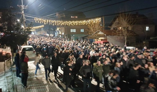 (FOTO) OMLADINA SE PODIGLA NA NOGE! U Gračanici moleban u znak podrške SPC i Srbima u Crnoj Gori!