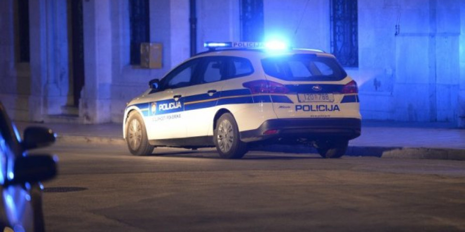 (FOTO) STRAVIČNA NESREĆA KOD VINKOVACA! Auto se zabio u kuću, na licu mesta POGINULE ČETIRI MLADE OSOBE!