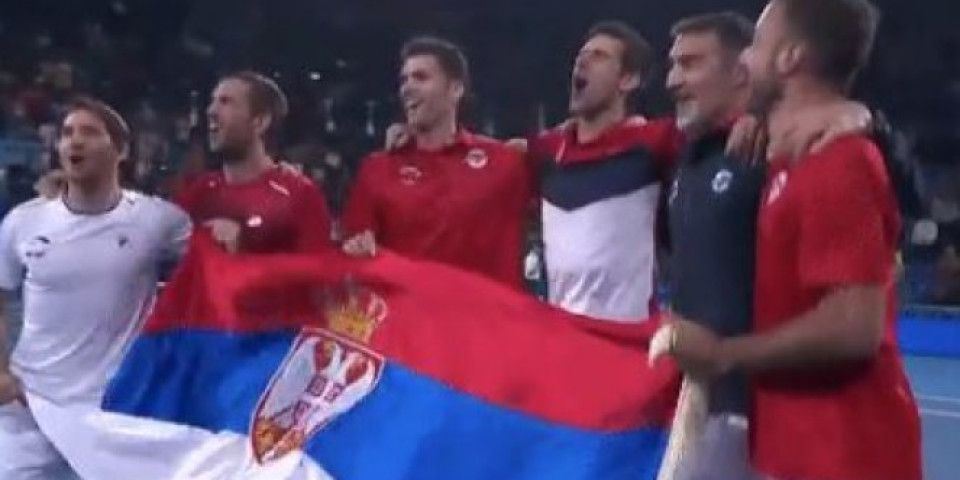 GRMELO JE U SIDNEJU! Orila se pesma, Srbi napravili ŠOU: Ja te volim, ja te volim, Srbijo! (VIDEO)