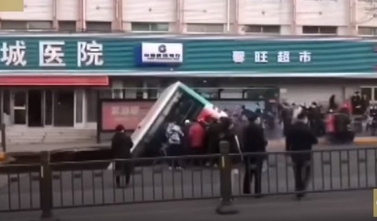 (VIDEO) UŽAS U KINI! Autobus progutala ogromna rupa  na putu, poginulo najmanje šest osoba!
