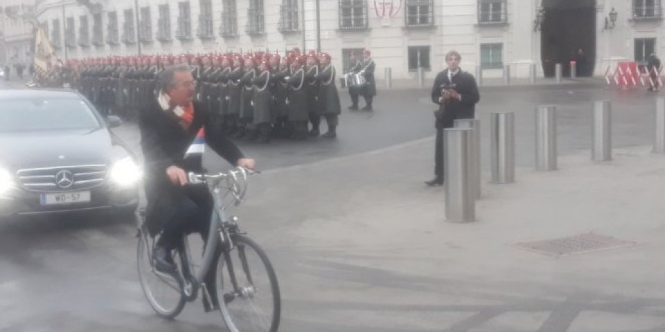 TOTALNI HIT! Ambasador Nebojša Rodić na prijem kod predsednika Austrije stigao biciklom! (FOTO)