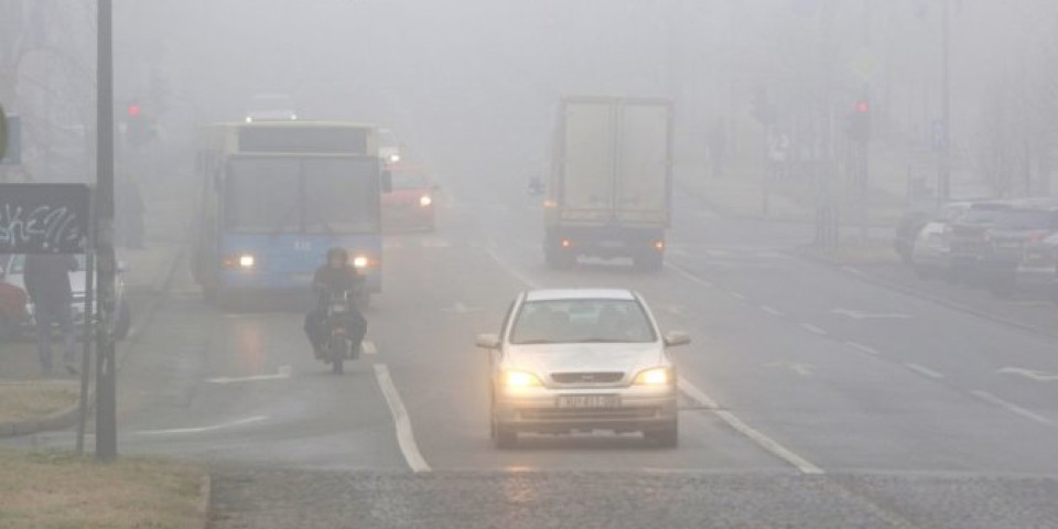 AMSS: Mokri kolovozi, magla i sumaglica otežavaju vožnju!