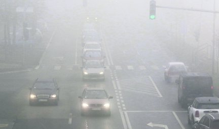 VOZAČI, OBRATITE PAŽNJU! Zbog magle na pojedinim putnim pravcima otežan saobraćaj