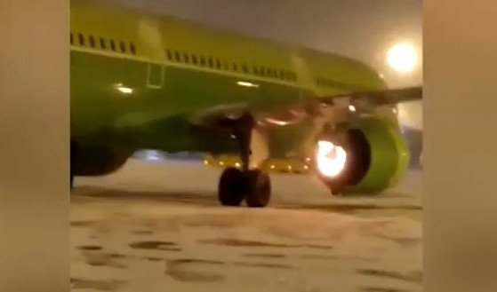 (VIDEO) INCIDENT NA PISTI U RUSIJI! Zapalio se motor aviona sa 200 putnika!