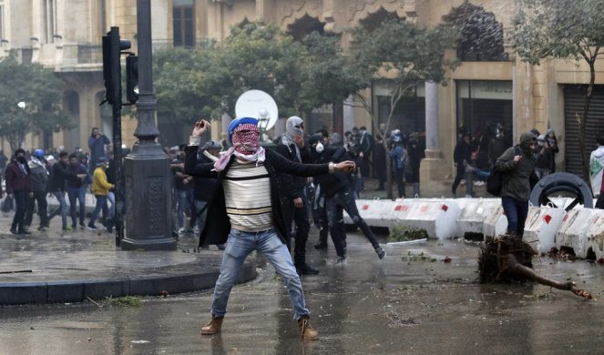 ESKALACIJA SUKOBA U LIBANU! Žestoki okršaji demonstranata i policije, povređeno 160 osoba (VIDEO)