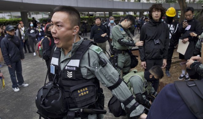 POLICIJA BACILA SUZAVAC! Hiljade ljudi se okupilo u gradskom parku u Hongkongu, marš zabranjen!