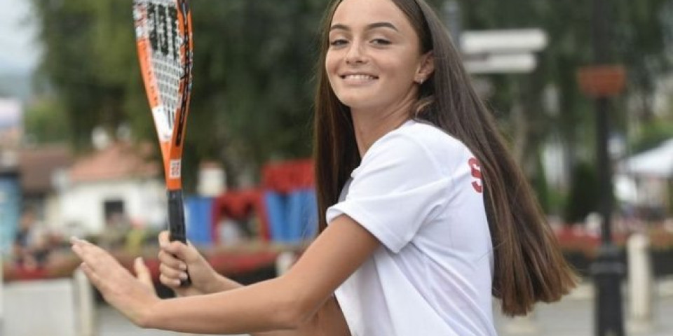 (FOTO) LEPA SRPKINJA OSVAJA SVET! Mlada teniserka O KOJOJ SVI PRIČAJU debituje za Srbiju sa 15 GODINA!