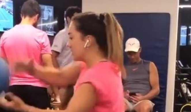 (VIDEO) ŠOU U TERETANI! Atraktivna Crnogorka se istezala pred Nadalom, a Rafina reakcija je zapanjujuća!