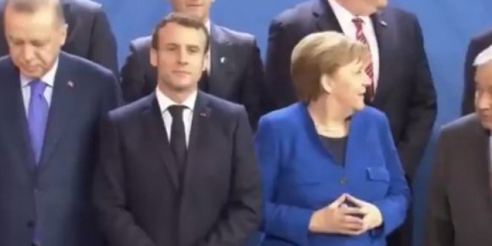 (VIDEO) A GDE  JE PUTIN?! Merkelova upala u paniku na sastanku u Berlinu, NIJE HTELA DA SE SLIKA DOK SE RUSKI LIDER NIJE POJAVIO!
