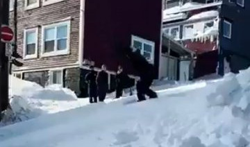 (VIDEO) NI STO GRTALICA IM NEBI POMOGLO! Rekordna količina snega u Kanadi!