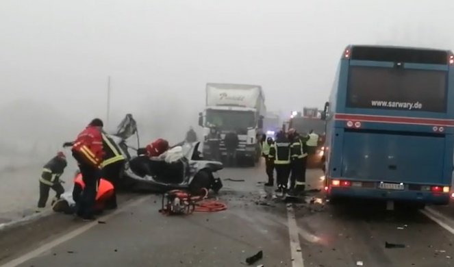 PRVI SNIMCI POSLE UDESA  KOD KRALJEVA! Poginula dva mladića, devojka se bori za život! Golfom preticao kamion, pa se zakucao u autobus! (VIDEO)