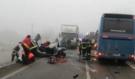 TEŠKA NESREĆA NA IBARSKOJ MAGISTRALI! U sudaru autobusa i putničkog vozila,  poginula jedna osoba, 7 povređeno