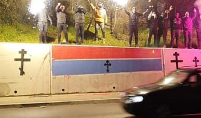 POBUNA ZBOG SRPSKE TROBOJKE! MILOGORCI NE MOGU SVE DA PREKREČE! Mladići naslikali srpsku zastavu, policija ih privela, mural prefarban, a onda je krenula REVOLUCIJA! (FOTO)