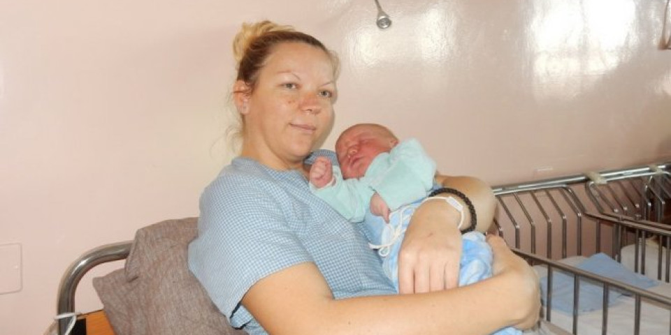 (FOTO) OVO JE MEGA BEBA, "PRINC" JOVAN IZ LESKOVCA OD 5,2 KILOGRAMA, ali on nije najveće novorođenče koje je došlo na svet u ovom porodilištu!