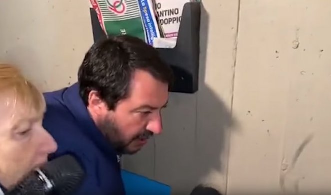 (VIDEO) GOSPOĐO, DA LI JE VAŠ SIN DILER? Italijanski desničarski političar pozvonio na interfon migrantske porodice, A ONDA USLEDIO ŠOK!