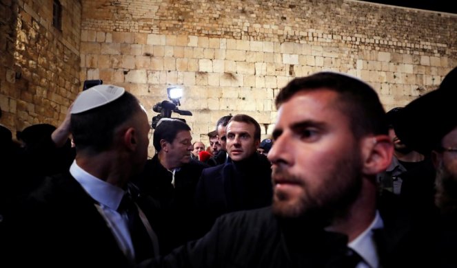 MAKRON NAJURIO IZRAELSKU POLICIJU IZ CRKVE! Francuski predsednik pobesneo - skandal u Jerusalimu! (VIDEO)