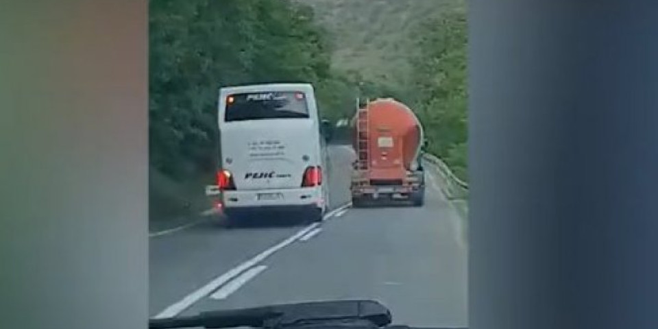 (ŠOK VIDEO) ČOVEČE, DA LI SI TI NORMALAN?! SKANDAL NA SRPSKIM PUTEVIMA! Ono što je uradio ovaj vozač autobusa je ZA ZATVOR!