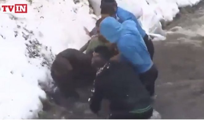 URNEBESNO! Kad Bugari plivaju za Časni krst i Bog plače od smeha! (HIT VIDEO)