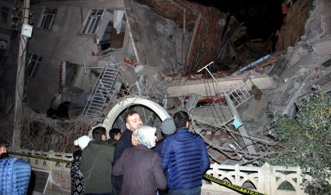 (UZNEMIRUJUĆE) OTAC JE TELOM POKUŠAO DA ZAKLONI SINA, PRIZOR IZ RUŠEVINA SLAMA SRCE! Potresna scena iz zemljotresom razorenog turskog grada rasplakala je svet!