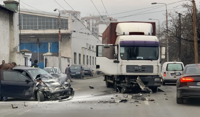 ŽESTOK UDES NA DORĆOLU! Kamion razvalio automobil u Dunavskoj ulici! JEDNA OSOBA POGINULA!
