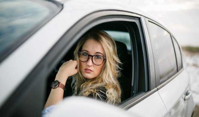 ILI IM MUŽEVI NE DAJU, ILI IH NE ZANIMA! U Srbiji samo 35 odsto žena ima vozačku dozvolu