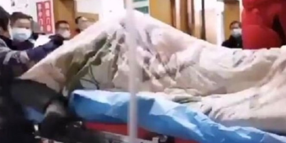 UŽASNE SCENE! Ovako izgleda čovek oboleo od koronavirusa - groznica, napadi i konvulzije (UZNEMIRUJUĆI VIDEO)