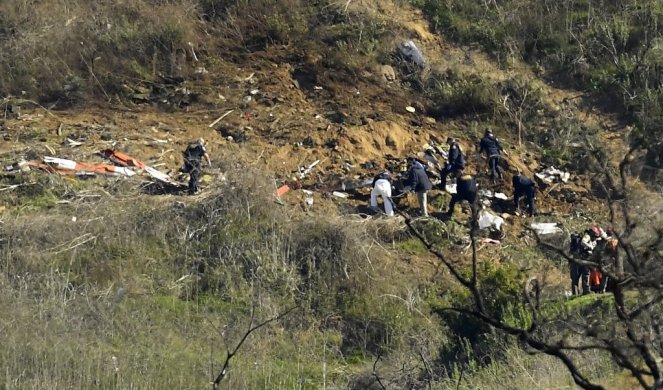 (FOTO) PRONAĐENA TRI TELA! Potraga za žrtvama posle užasne nesreće i pada helikoptera Kobija Brajanta!