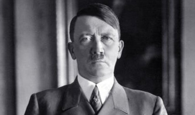 FIRER ISPRED BUNKERA POSMATRA KAKO BERLIN PADA! Ovo je poslednja slika Adolfa Hitlera, par sati kasnije bio je MRTAV! (FOTO)