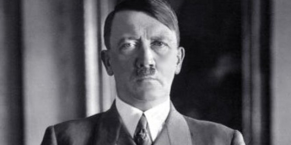 FIRER ISPRED BUNKERA POSMATRA KAKO BERLIN PADA! Ovo je poslednja slika Adolfa Hitlera, par sati kasnije bio je MRTAV! (FOTO)
