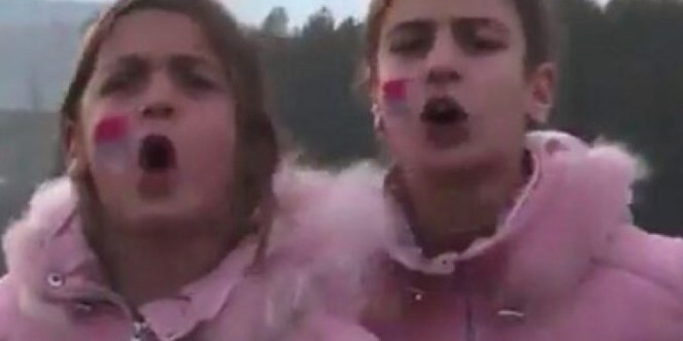 (VIDEO) "ŠTA JE ĐUKA, JE LI MUKA, UHVATILA TE JE FRKA?" Devojčice razvalile crnogorskog predsednika Mila Đukanovića: Crveno, plavo, belo - HRABRO I POŠTENO!
