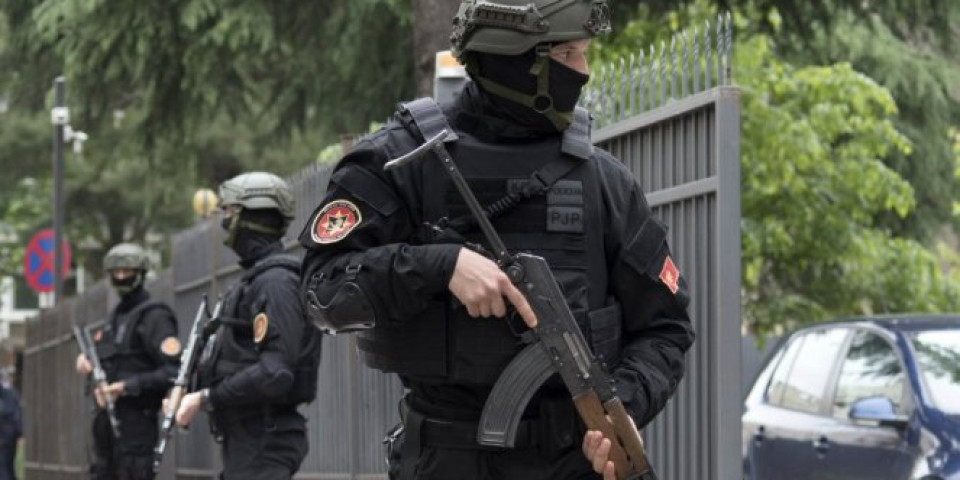 PRETRES NA 30 LOKACIJA ZBOG DROGE! U Crnoj Gori u toku policijska akcija "Zamka"!