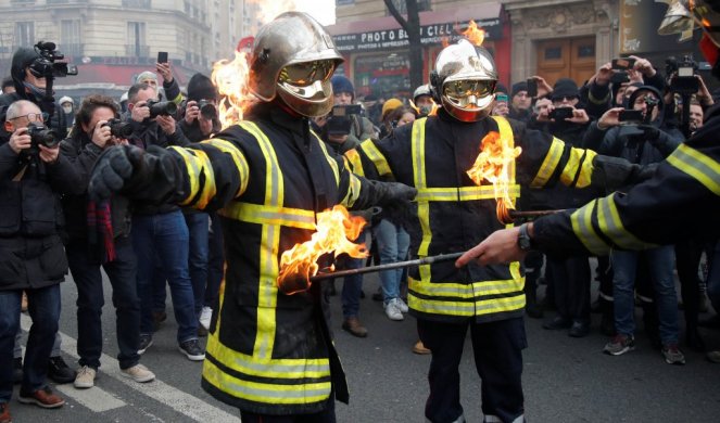 GORE LJUDI NA PROTESTIMA U FRANCUSKOJ! Žestoki sukobi vatrogasaca i policije na protestima u Parizu! (VIDEO)