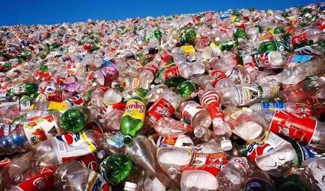 NAJVEĆI ZAGAĐIVAČ NE ODUSTAJE OD PLASTIKE: Uprkos apelima "Koka- kola" nastavlja da koristi plastične boce, UZ APSURDNO OPRAVDANJE!