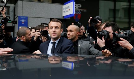NAPAD NA MAKRONA! Francuski predsednik pogođen predmetom u Lionu!